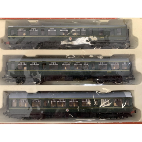 404 - A VINTAGE BOXED HORNBY 00 GAUGE BR 3 CAR DIESEL MULTIPLE UNIT CLASS 110, MODEL NUMBER R369