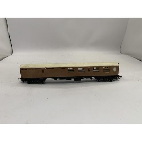 408 - SEVEN 00 GAUGE HORNBY LNER 1010 PASSENGER COACHES