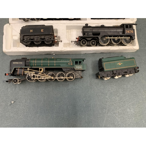 417 - THREE 00 GAUGE STEAM LOCOMOTIVES WITH TENDERS TO INCLUDE A HORNBY 4-6-0 'DUKE OF SUTHERLAND' , A HOR... 