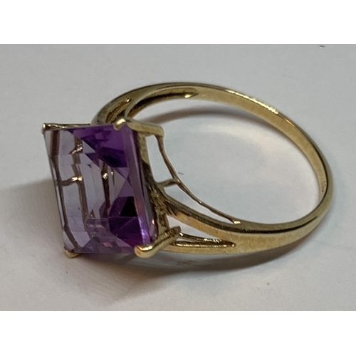 511 - A 10 CARAT GOLD RING WITH A PURPLE DIAMOND SHAPED STONE SIZE O