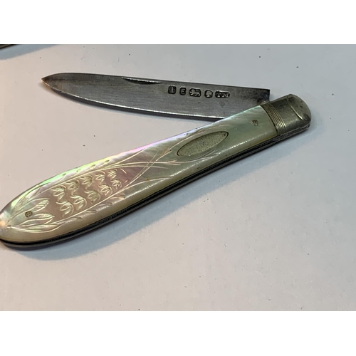 624 - TWO MOTHER OF PEARL AND HALLMARKED SHEFFIELD SILVER FRUIT KNIVES