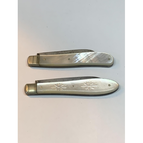 624 - TWO MOTHER OF PEARL AND HALLMARKED SHEFFIELD SILVER FRUIT KNIVES