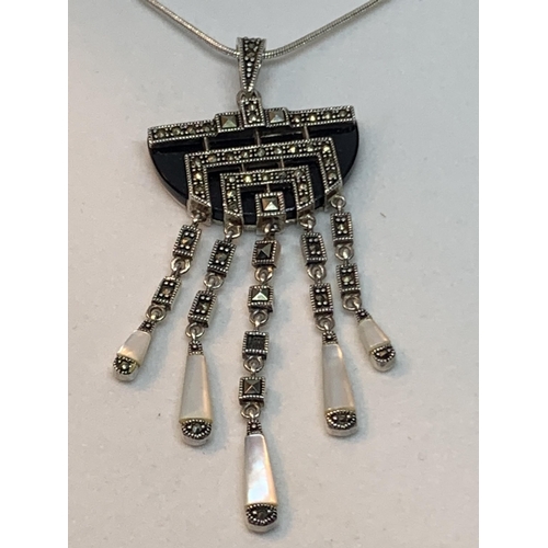 628 - A SILVER NECKLACE WITH ART DECO STYLE PENDANT IN A PRESENTATION BOX