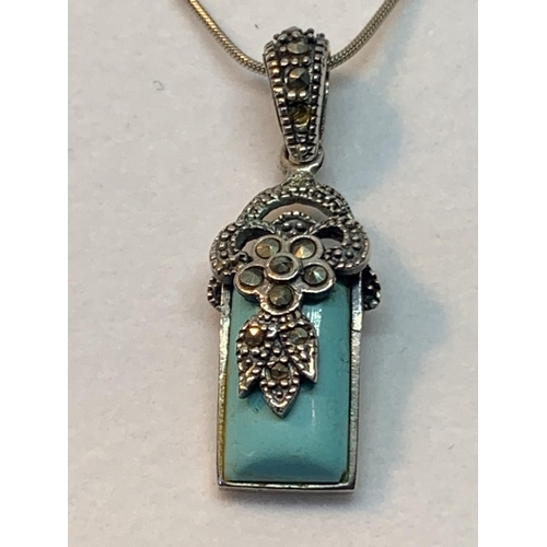 629 - A SILVER NECKLACE WITH AN ART DECO STYLE PENDANT IN A PRESENTATION BOX