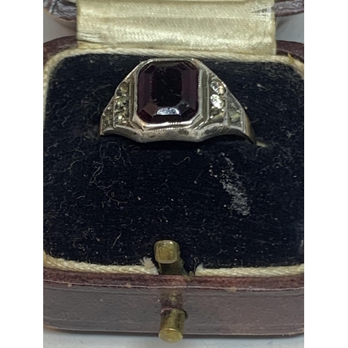 655 - A 9 CARAT GOLD AND SILVER RING SIZE O/P IN A PRESENTATION BOX