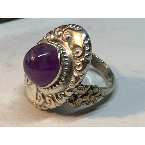 664 - A SILVER RING WITH PURPLE AGATE STONE SIZE F IN A PRESENTATION BOX