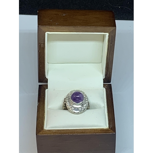 664 - A SILVER RING WITH PURPLE AGATE STONE SIZE F IN A PRESENTATION BOX