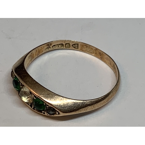 682 - A 9 CARAT GOLD RING WITH TWO GREEN STONES AND THREE CUBIC ZIRCONIAS IN LINE SIZE P