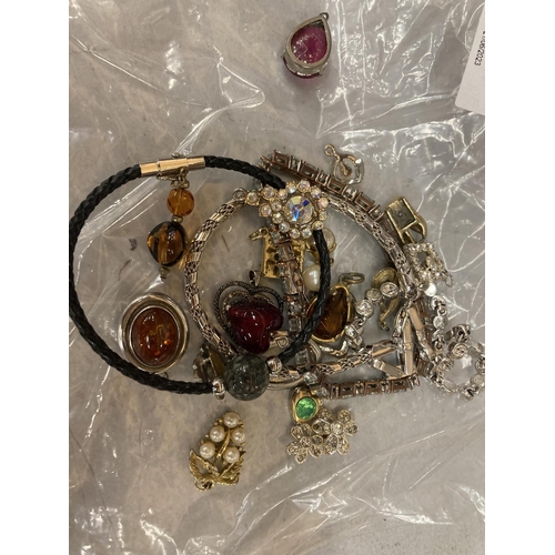 1065 - A SMALL LOT OF ASSORTED COSTUME JEWELLERY