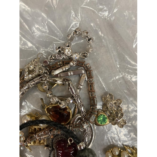 1065 - A SMALL LOT OF ASSORTED COSTUME JEWELLERY