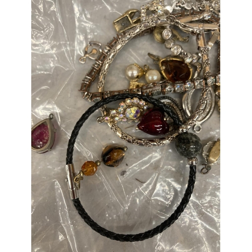 1065 - A SMALL LOT OF ASSORTED COSTUME JEWELLERY