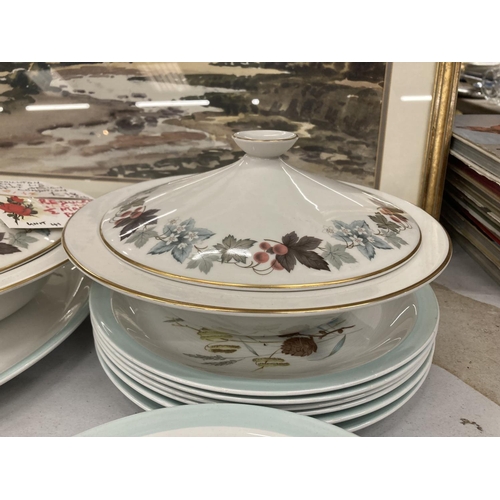 1070 - A MIXED LOT TO INCLUDE ALFRED MEAKIN AND ROYAL DOULTON CAMELOT PATTERN DINNER WARES