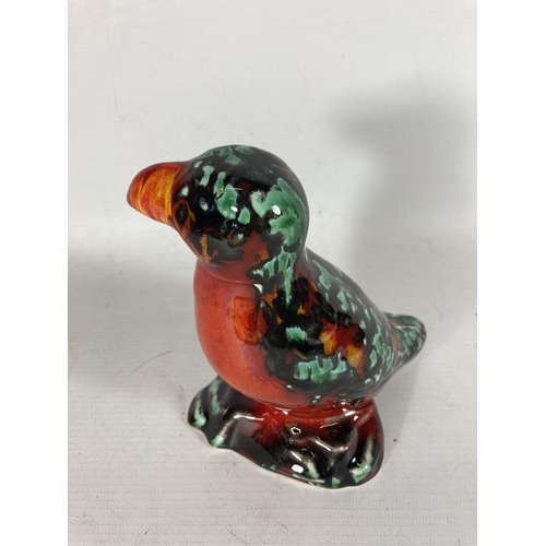 725 - AN ANITA HARRIS PUFFIN FIGURE HAND PAINTED AND SIGNED IN GOLD