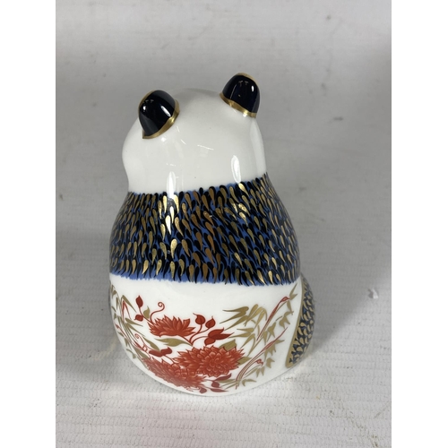 746 - A ROYAL CROWN DERBY IMARI PANDA WITH SILVER STOPPER