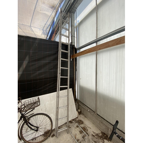 1688 - A 28 RUNG ALUMINIUM TWO SECTION EXTENDABLE LADDER