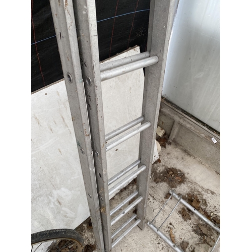 1688 - A 28 RUNG ALUMINIUM TWO SECTION EXTENDABLE LADDER