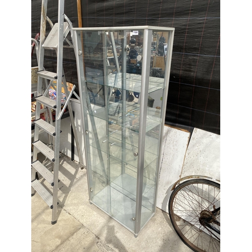 1690 - A GLASS SHOP DISPLAY UNIT WITH INTERNAL GLASS SHELVES