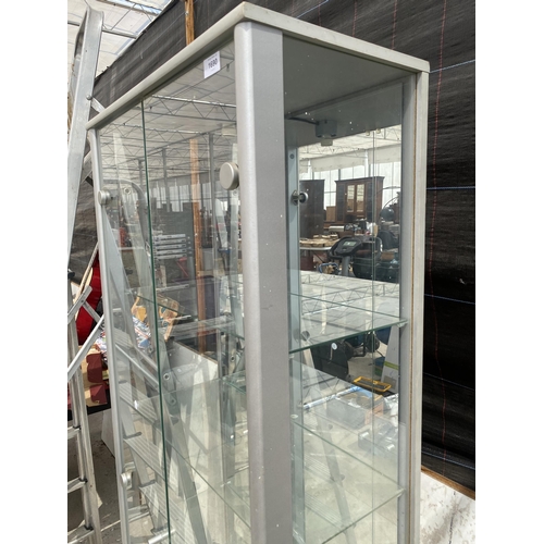 1690 - A GLASS SHOP DISPLAY UNIT WITH INTERNAL GLASS SHELVES