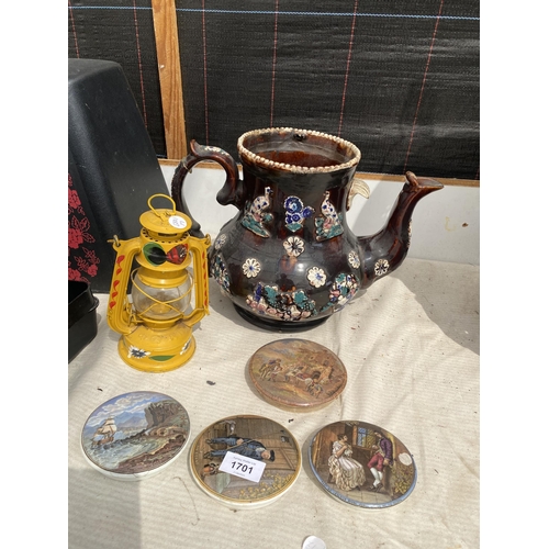 1701 - A LARGE BARGEWARE TEAPOT 1899 WITH INSCRIPTION, FOUR CERAMIC POT LIDS AND A DECORATIVE PARAFFIN LAMP