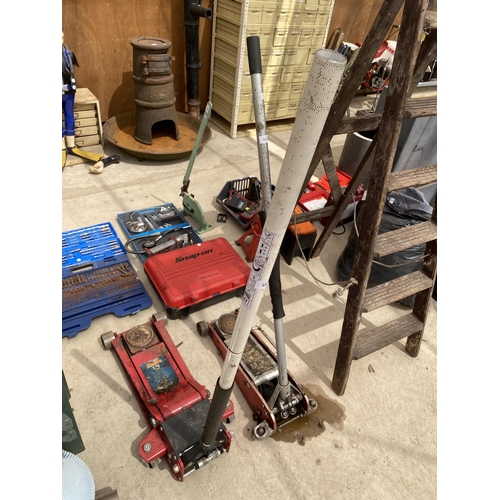 1835 - A HEAVY DUTY 2.75 TON TROLLEY JACK