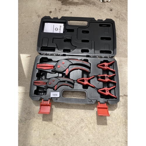 1856 - A CASED SNAP ON CLAMP SET