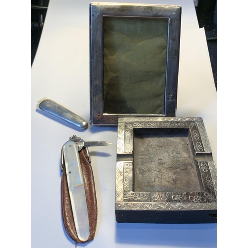 93 - A HALLMARKED BIRMINGHAM SILVER PHOTOGRAPH FRAME (NO GLASS), A HALLMARKED CHESTER SILVER TOP, A POSSI... 