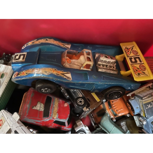 454 - A LARGE QUANTITY OF VINTAGE DIECAST VEHICLES