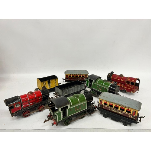 283 - EIGHT O GAUGE MODEL RAILWAY ROLLING STOCK - FOUR CLOCKWORK LOCOMOTIVES, TWO PULLMAN CARRIAGES AND TW... 