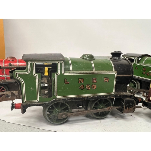 283 - EIGHT O GAUGE MODEL RAILWAY ROLLING STOCK - FOUR CLOCKWORK LOCOMOTIVES, TWO PULLMAN CARRIAGES AND TW... 