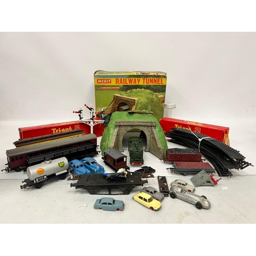 284 - VARIOUS OO GAUGE MODEL RAILWAY ITEMS - A LOCO, CARRIAGES, BOXED TUNNEL, TRACK AND ACCESSORIES