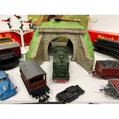 284 - VARIOUS OO GAUGE MODEL RAILWAY ITEMS - A LOCO, CARRIAGES, BOXED TUNNEL, TRACK AND ACCESSORIES