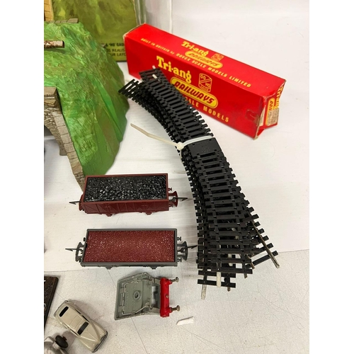 284 - VARIOUS OO GAUGE MODEL RAILWAY ITEMS - A LOCO, CARRIAGES, BOXED TUNNEL, TRACK AND ACCESSORIES