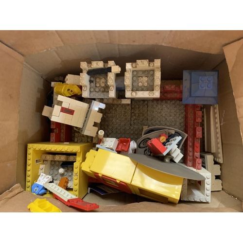 304 - A QUANTITY OF LEGO AND VINTAGE LEGO BOXES