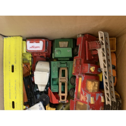 476 - VARIOUS DIE CAST TOY VEHICLES TO INCLUDE FIRETRUCK, BUS, CARS ETC