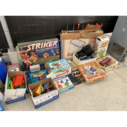 2019 - AN ASSORTMENT OF RETRO TOYS AND GAMES TO INCLUDE PARKER STRIKER, TABLE FOOTBALL AND POP UP PIRATE ET... 