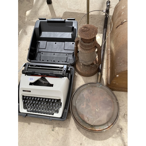 2072 - AN ASSORTMENT OF ITEMS TO INCLUDE A SINGER SEWING MACHINE, A BED WARMER AND A TYPEWRITER ETC