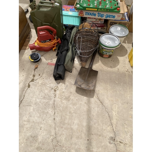 2073 - AN ASSORTMENT OF ITEMS TO INCLUDE A JERRY CAN, A SPADE AND RONSEAL FENCE PAINT ETC