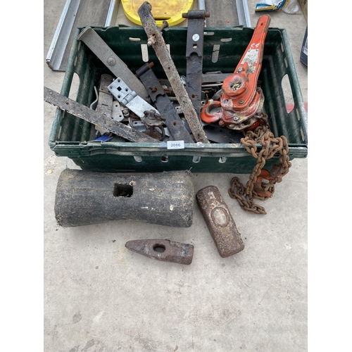 2086 - AN ASSORTMENT OF ITEMS TO INCLUDE A MANUAL WINCH AND GATE HINGES ETC