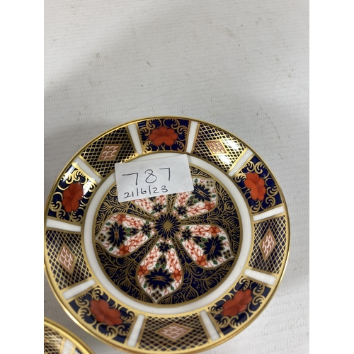 787 - THREE PIECES OF ROYAL CROWN DERBY IN THE OLD IMARI