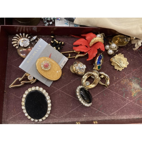 858 - A LARGE QUANTITY OF VINTAGE AND MODERN COSTUME JEWELLERY TO INCLUDE RINGS, EARRINGS, NECKLACES, BROO... 