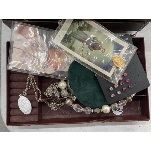 858 - A LARGE QUANTITY OF VINTAGE AND MODERN COSTUME JEWELLERY TO INCLUDE RINGS, EARRINGS, NECKLACES, BROO... 