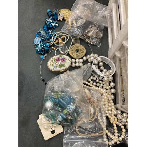 865 - A LARGE QUANTITY OF COSTUME JEWELLERY TO INCLUDE RINGS, NECKLACES, EARRINGS, PEARLS, ETC