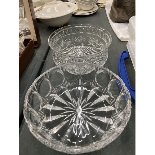 866 - A QUANTITY OF GLASSWARE TO INCLUDE BOWLS, DESSERT DISHES, TEA LIGHT HOLDERS, ETC