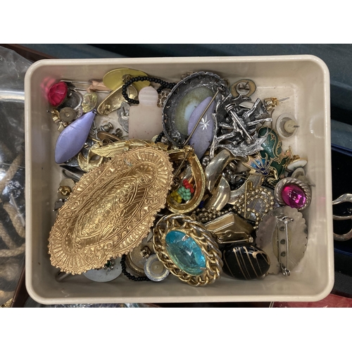 868 - A LARGE QUANTITY OF COSTUME JEWELLERY TO INCLUDE RINGS, BROOCHES, NECKLACES, EARRINGS, ETC