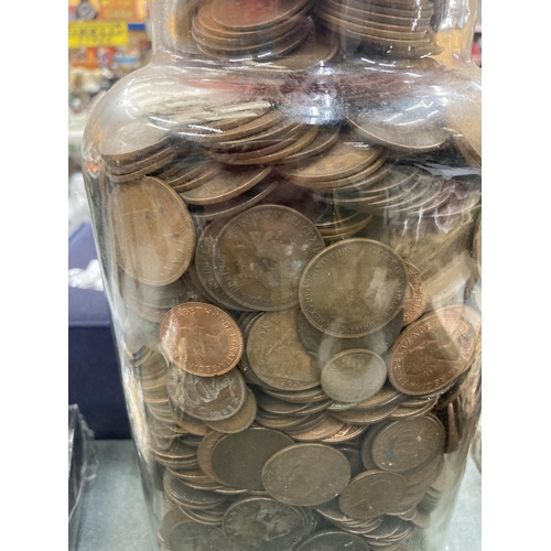 871 - A LARGE VINTAGE SWEET JAR FILLED WITH PRE-DECIMAL PENNIES, HA'PENNIES, ETC