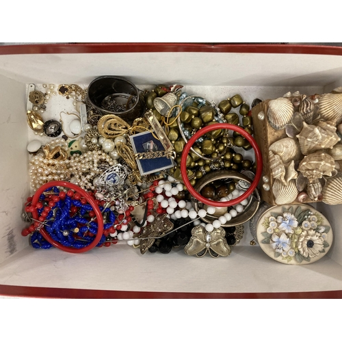 874 - A QUANTITY OF COSTUME JEWELLERY TO INCLUDE BANGLES, NECKLACES, RINGS, BROOCHES, EARRINGS, ETC