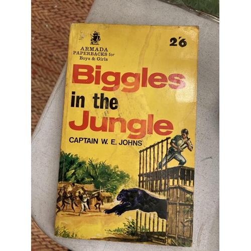 889 - TWENTY ONE VINTAGE BIGGLES BOOKS AND FOUR ENID BLYTON BOOKS