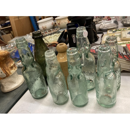 916 - A QUANTITY OF VINTAGE ADVERTISING BOTTLES