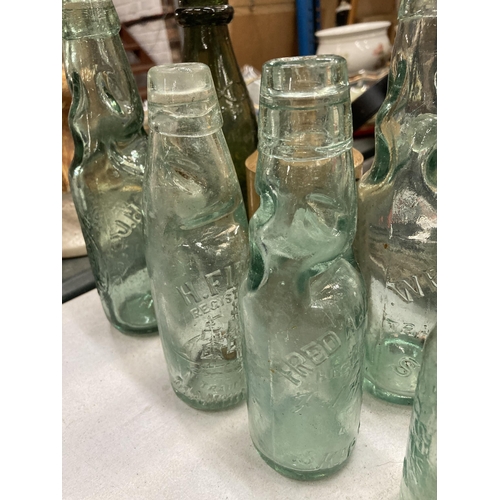 916 - A QUANTITY OF VINTAGE ADVERTISING BOTTLES