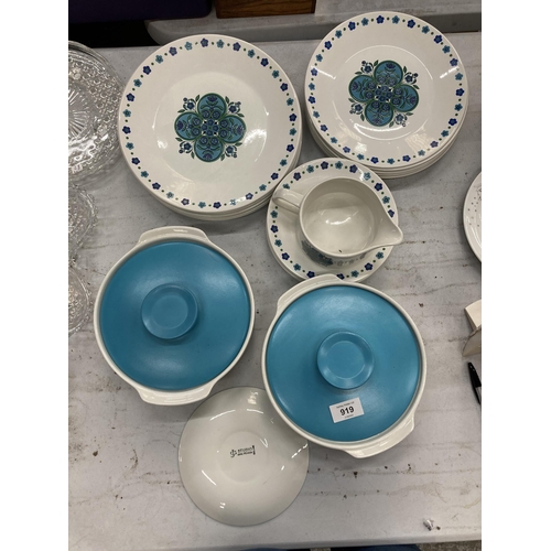 919 - A QUANTITY OF J & G MEAKIN DINNERWARE TO INCLUDE PLATES, CASSEROLE/SERVING DISHES, SAUCE BOAT, ETC